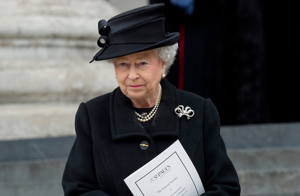 La reina Isabel II deberá hacer reposo, tras su internación de un día