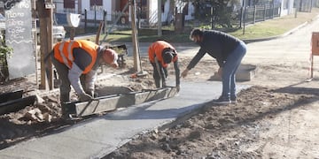 Obra cordón cuneta en calle Nilo, zona sur de Carlos Paz.