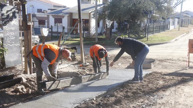 Obra cordón cuneta en calle Nilo, zona sur de Carlos Paz.