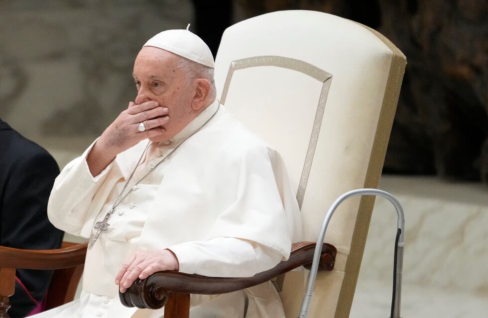 La salud del Papa Francisco mejora: permanecerá en su residencia por precaución