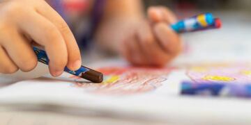 Foto referencia de nene dibujando.