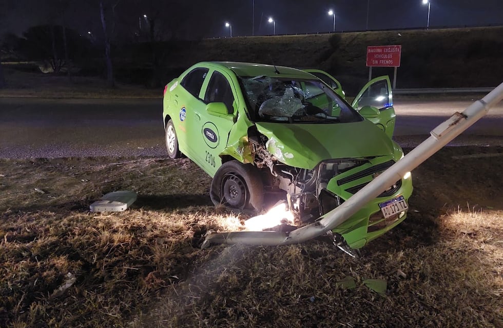 Un remisero perdió el control del auto e impactó contra un poste en Córdoba