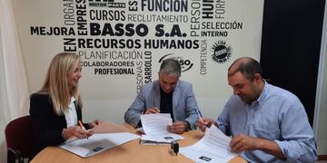 Firma de un convenio con Basso SA para llevar adelante una campaña de concientización vial