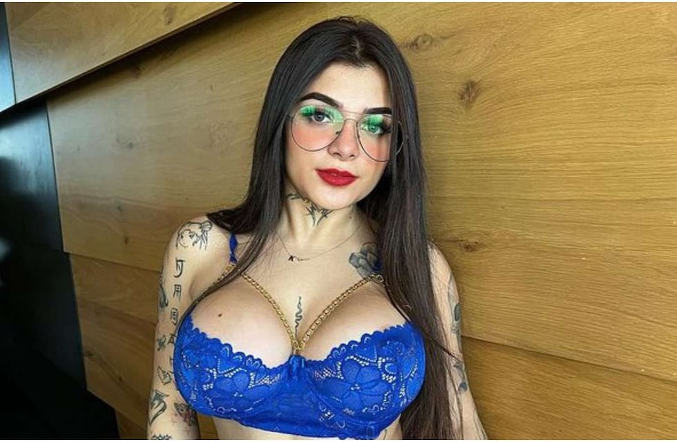 “Toda tuya”: Karely Ruiz beboteó cerquita de la cámara con una microbikini celeste