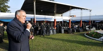 El gobernador Osvaldo Jaldo distinguió al personal penitenciario y anunció el traslado de 1.200 detenidos antes de fin de año.