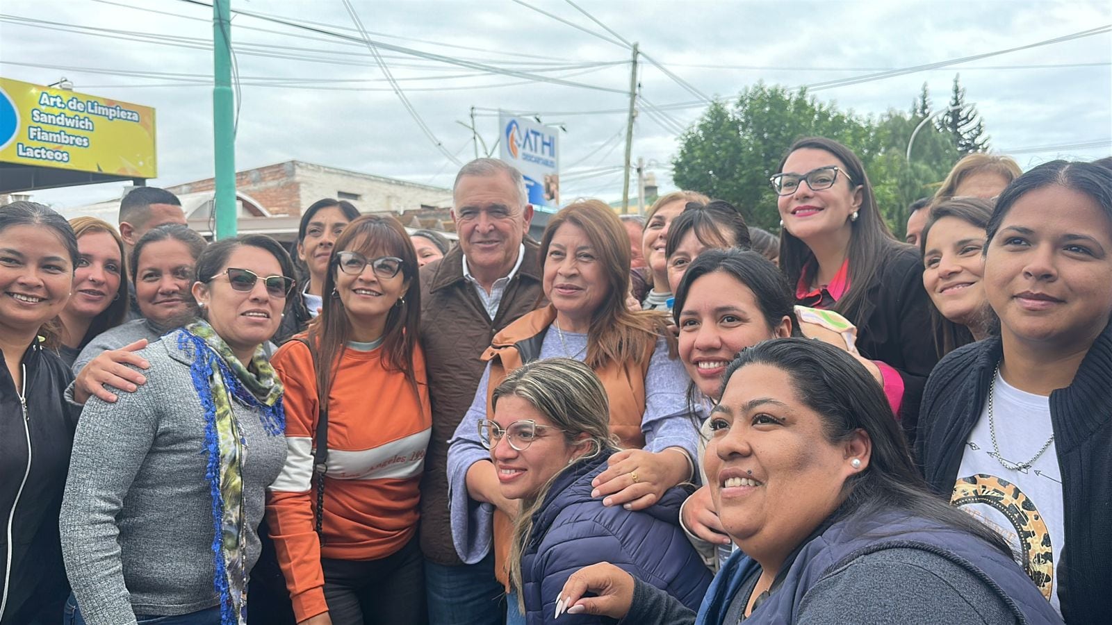 El gobernador en uso de licencia saludó a vecinos y vecinas minutos antes de ingresar al cuarto oscuro. (Foto Vía Tucumán)