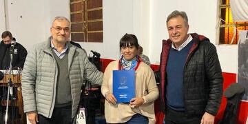 El senador Alcides Calvo, el Intendente Luis Castellano y la presidenta de la Federación de Entidades Vecinales, Valeria Gutiérrez