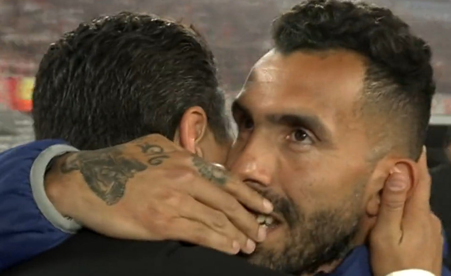 Marcelo Gallardo y Carlos Tevez se abrazaron en la previa del partido.