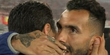 Marcelo Gallardo y Carlos Tevez se abrazaron en la previa del partido.