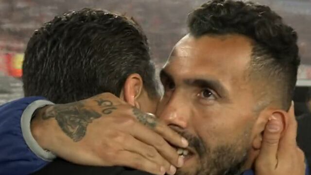 Marcelo Gallardo y Carlos Tevez se abrazaron en la previa del partido.