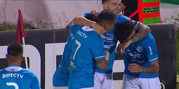 Belgrano festeja el triunfo transitorio ante Gimnasia en Mendoza.