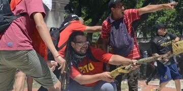 Sebastián Romero con su "mortero" casero (Gentileza Clarín/Emmanuel Fernández).