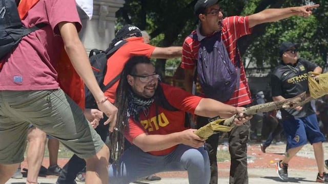 Sebastián Romero con su "mortero" casero (Gentileza Clarín/Emmanuel Fernández).