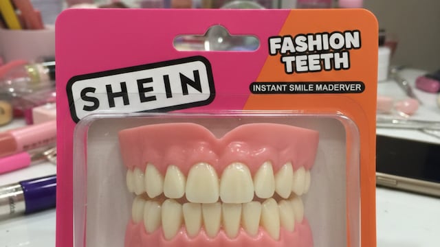 Dentadura postiza de Shein.