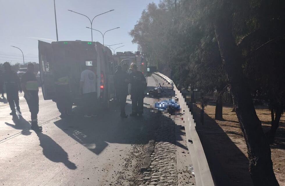 Fatal accidente en Guaymallén: un joven motociclista de 22 años murió tras chocar contra el guardarraíl