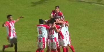 Los del 9 festejando el gol de Agustín Vera ante Douglas Haig