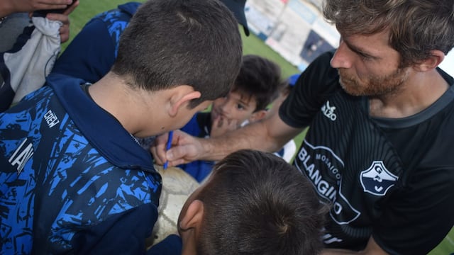 Su último paso como futbolista, en General Paz Juniors. La carrera de Mario Bolatti, que comenzó en Belgano, lo llevó por Europa y la selección de Maradona y Messi (oto: Prensa GPJ).