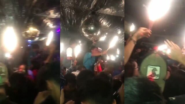 Prenden bengalas dentro de una vivienda, en el marco de una fiesta.