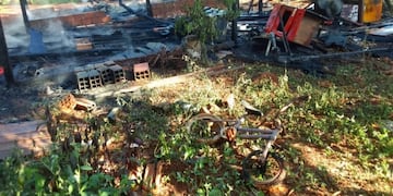 Puerto Iguazú: incendio terminó destruyendo una vivienda y causado quemaduras a su propietario.