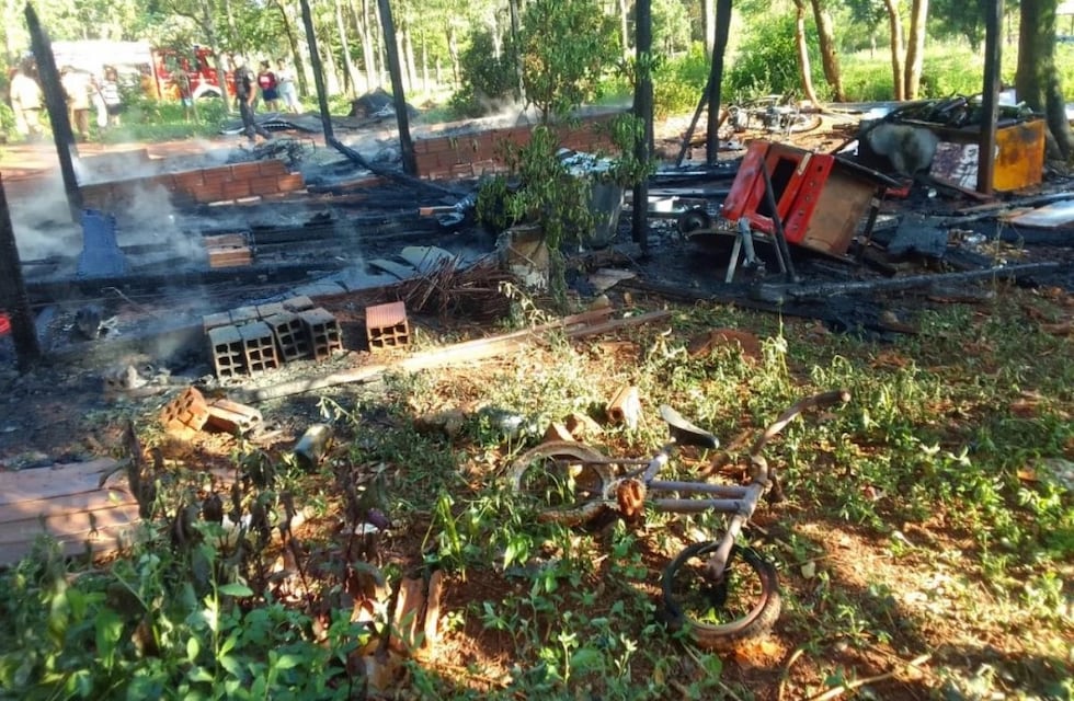 Puerto Iguazú: incendio terminó destruyendo una vivienda y causado quemaduras a su propietario