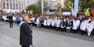 Niños, jóvenes y adultos de más de 60 escuelas juraron fidelidad a la insignia patria, en un emotivo homenaje a Manuel Belgrano.
