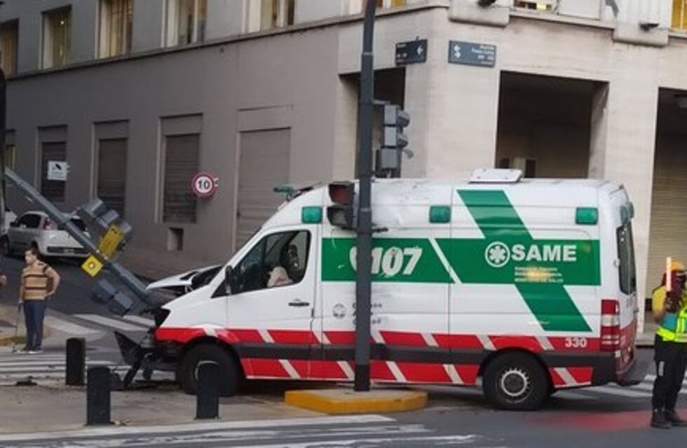 Una ambulancia que trasladaba a un paciente mordido por un perro Pitbull chocó en Paseo Colón
