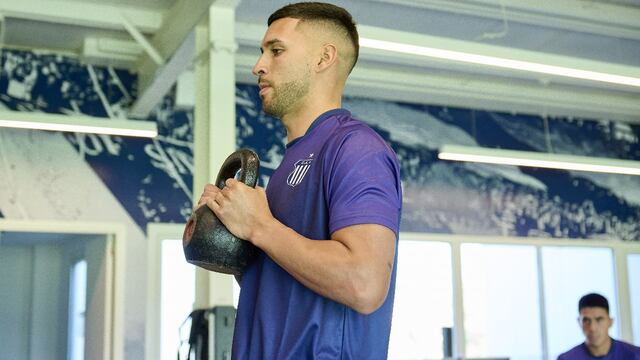 Nahuel Bustos se esfuerza para volver a ser el delantero que se volvió ídolo en Talleres (Prensa Talleres).