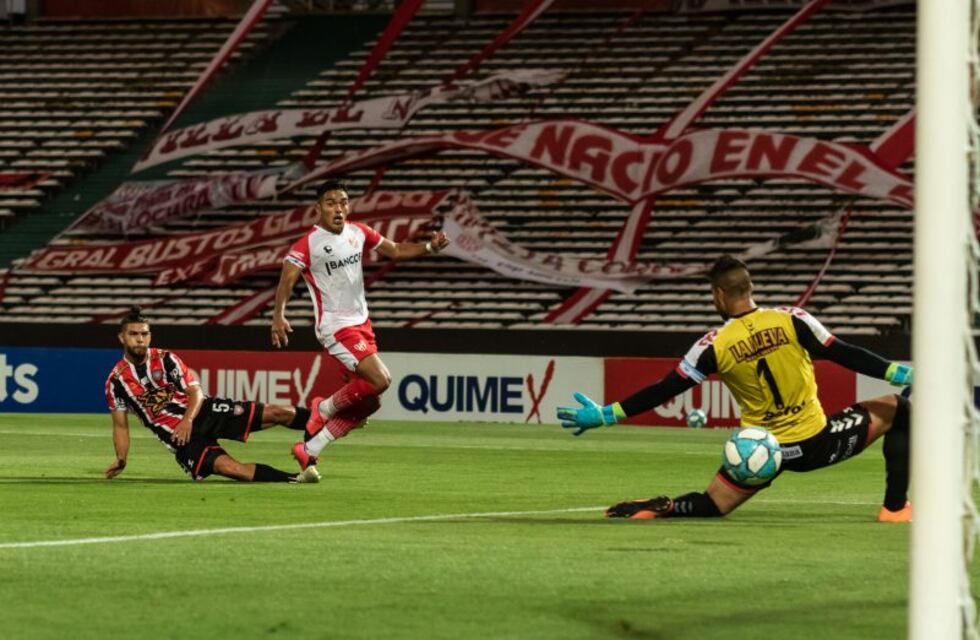 Marcelo Freites y un tributo a Maradona en Instituto: gol y figura