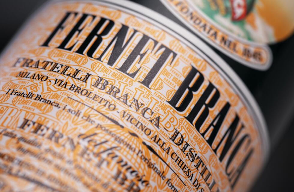 Como en Córdoba: le hizo probar fernet a una tribu de África y la reacción es furor en redes