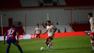 Instituto enfrenta a San Lorenzo en Alta Córdoba. En acción, Francis Mac Allister (Javier Ferreyra / La Voz)