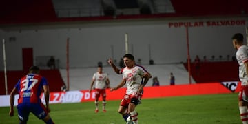 Instituto enfrenta a San Lorenzo en Alta Córdoba. En acción, Francis Mac Allister (Javier Ferreyra / La Voz)