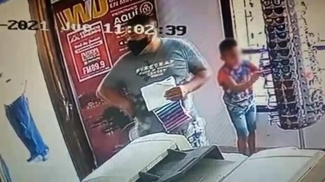 Padre e hijo roban un par de lentes. El hecho quedó grabado en las cámaras del lugar.