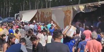 Imagenes del saqueo al camión que volcó cargado de carne en Uspallata