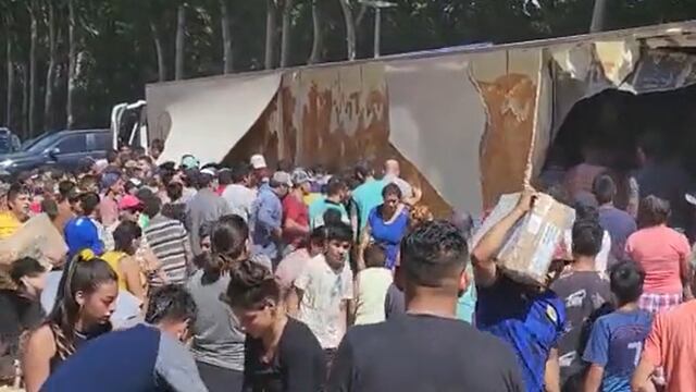 Imagenes del saqueo al camión que volcó cargado de carne en Uspallata