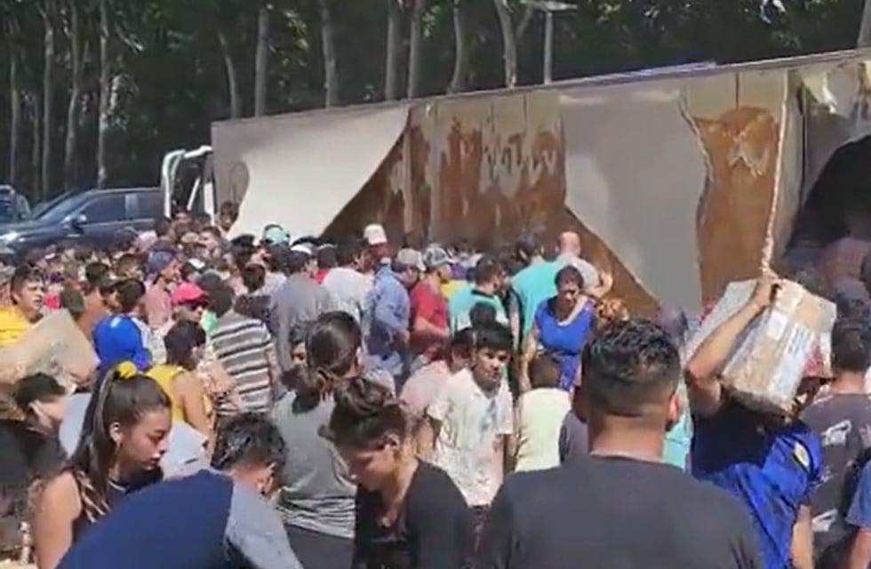 Imágenes del saqueo al camión con carne que volcó en Uspallata
