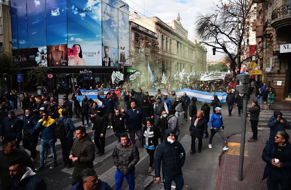 Masiva marcha del Suoem en el centro de Córdoba con asamblea general frente a la Municipalidad