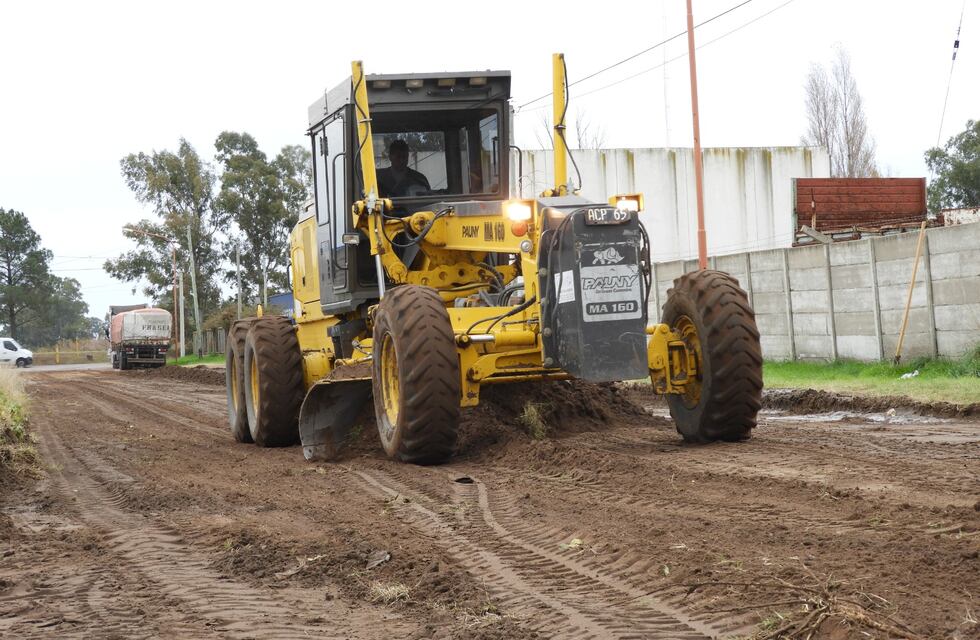Trabajos en calles de tierra de Villa Maio