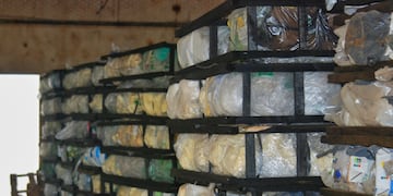 En Mendoza existe una planta que fabrica molones, un sistema constructivo que consiste en un entramado de madera que en su interior tienen botellas de plástico compactadas. Gentileza Gobierno de Mendoza