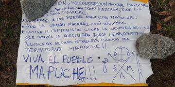 El cartel que dejaron los agresores antes de irse.