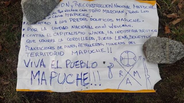El cartel que dejaron los agresores antes de irse.