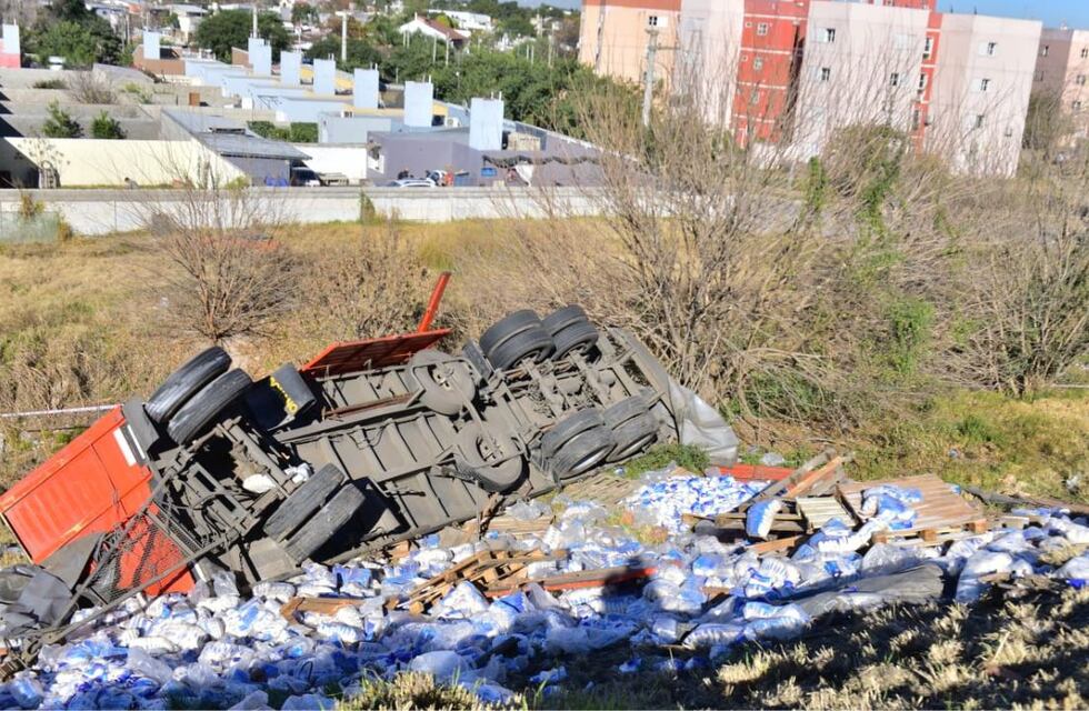 Impactantes imágenes: un camión con 30 mil kilos de azúcar volcó en Córdoba