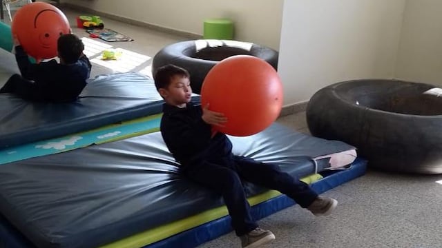 El niño está recién operado de marcapasos y necesita un lugar propicio para recuperarse.