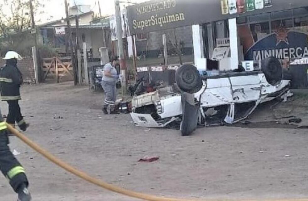 Cuatro heridos tras un impactante vuelco de un auto en Parque Siquiman