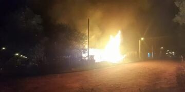 Incendio de una vivienda en Posadas dejó dos menores en grave estado.