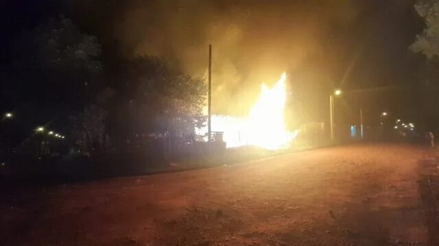Incendio de una vivienda en Posadas dejó dos menores en grave estado.