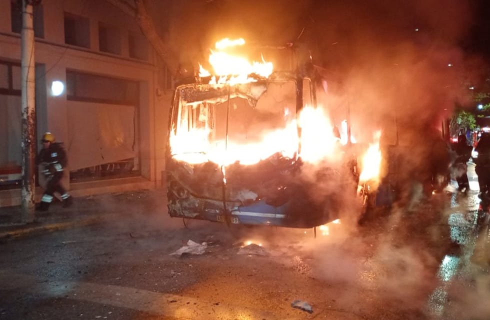 Imágenes impactantes: un colectivo se prendió fuego en marcha en pleno centro de Rosario