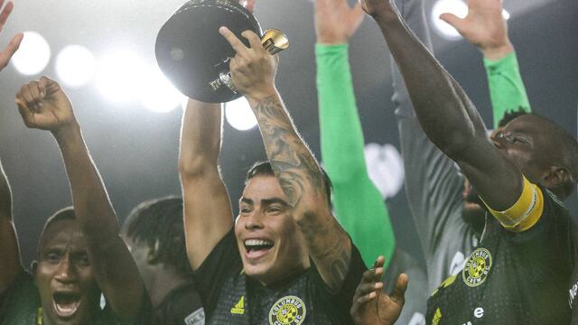 Zelarayán levantando el Trofeo de Campeones (Crew)