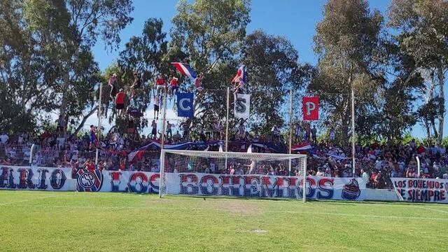 La hinchada de Peñarol, minutos antes de que un grupo de hinchas cayera al vacío desde lo más alto del alambrado.