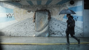 Lluvia y tormenta en la ciudad de Buenos Aires , Argentina
Gente con paraguas
Zona de Palermo
Foto Federico Lopez Claro