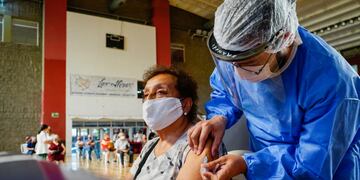 Operativo de vacunación a adultos mayores en el Polimeni, Las Heras.